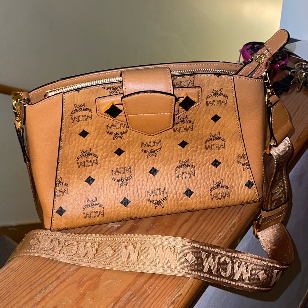 MCM VISETOS Essentials small cross body